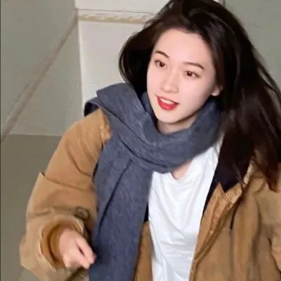 泳池里的女人